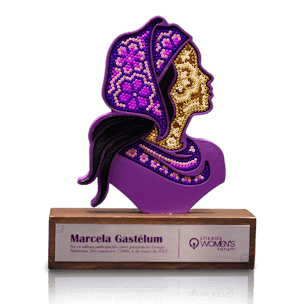 Silueta de mujer enchaquirada sobre una base de madera y placa de metal