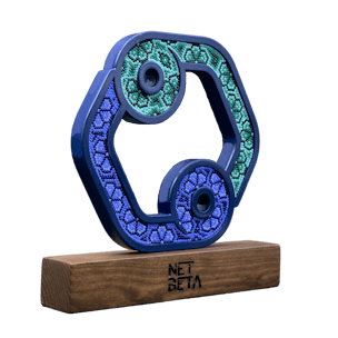 Icono de net beta enchaquirado sobre una base de madera grabada con laser