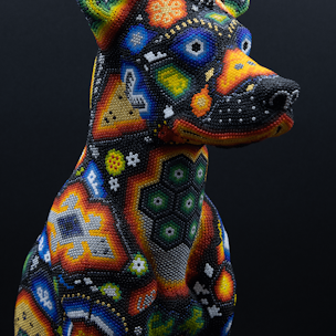 Escultura de perro xoloitzcuintle cubierto con chaquiras de colores