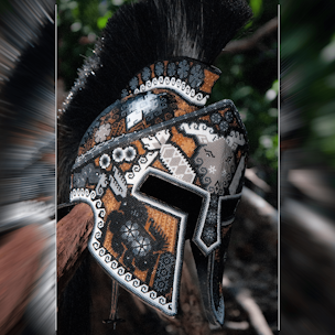 Casco de guerrero espartano cubierto con chaquiras blancas y cafes