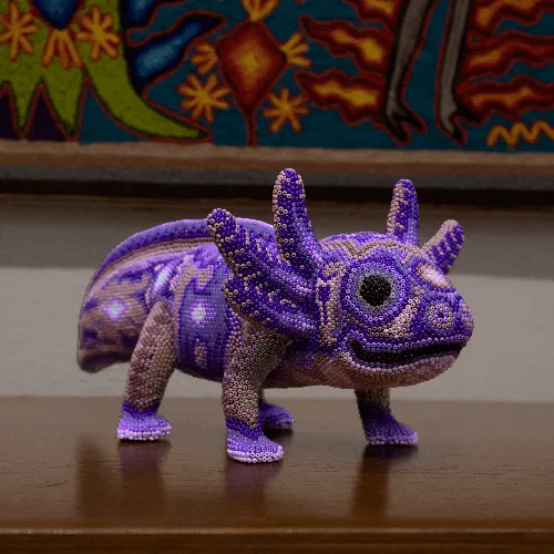 Figura de ajolote arte huichol tierra huichol color morado
