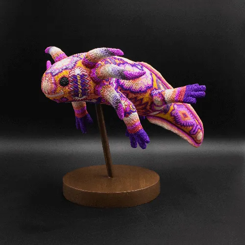 Figura de ajolote arte huichol en base a