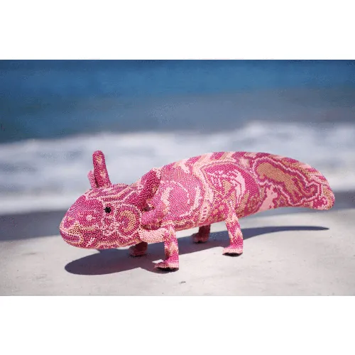 Figura de ajolote rosa con arte huichol