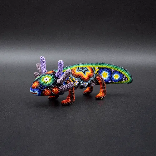 Figura de ajolotito tierrahuichol arte huichol morado