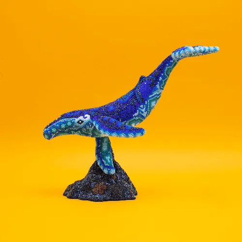 Figura de ballena arte huichol azul a