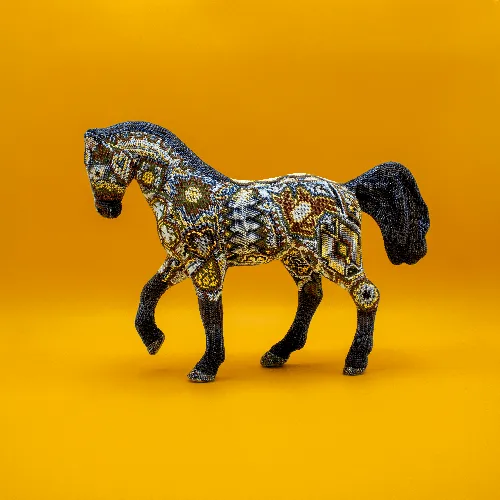 Escultura de Caballo arte huichol dorado