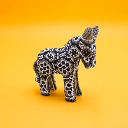 Figura de caballo arte huichol 647