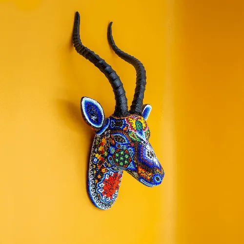 Figura de antilope arte huichol cabeza colorida