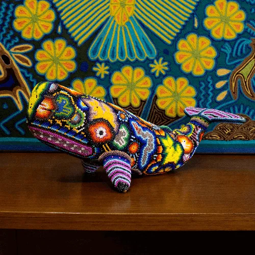 Figura de cachalote arte huichol tierra huichol aleta morada