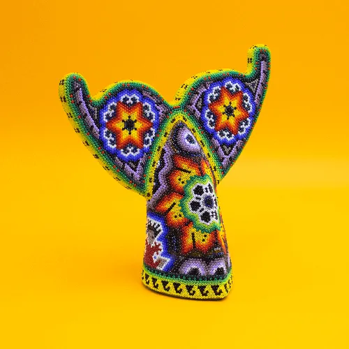 Figura de cola de ballena grande arte huichol