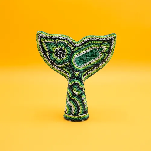 Escultura de Cola de ballena arte huichol verde 656