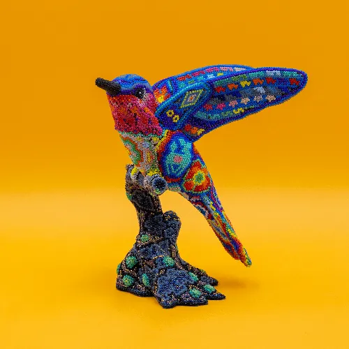 Escultura de Colibri arte huichol tronco colorido