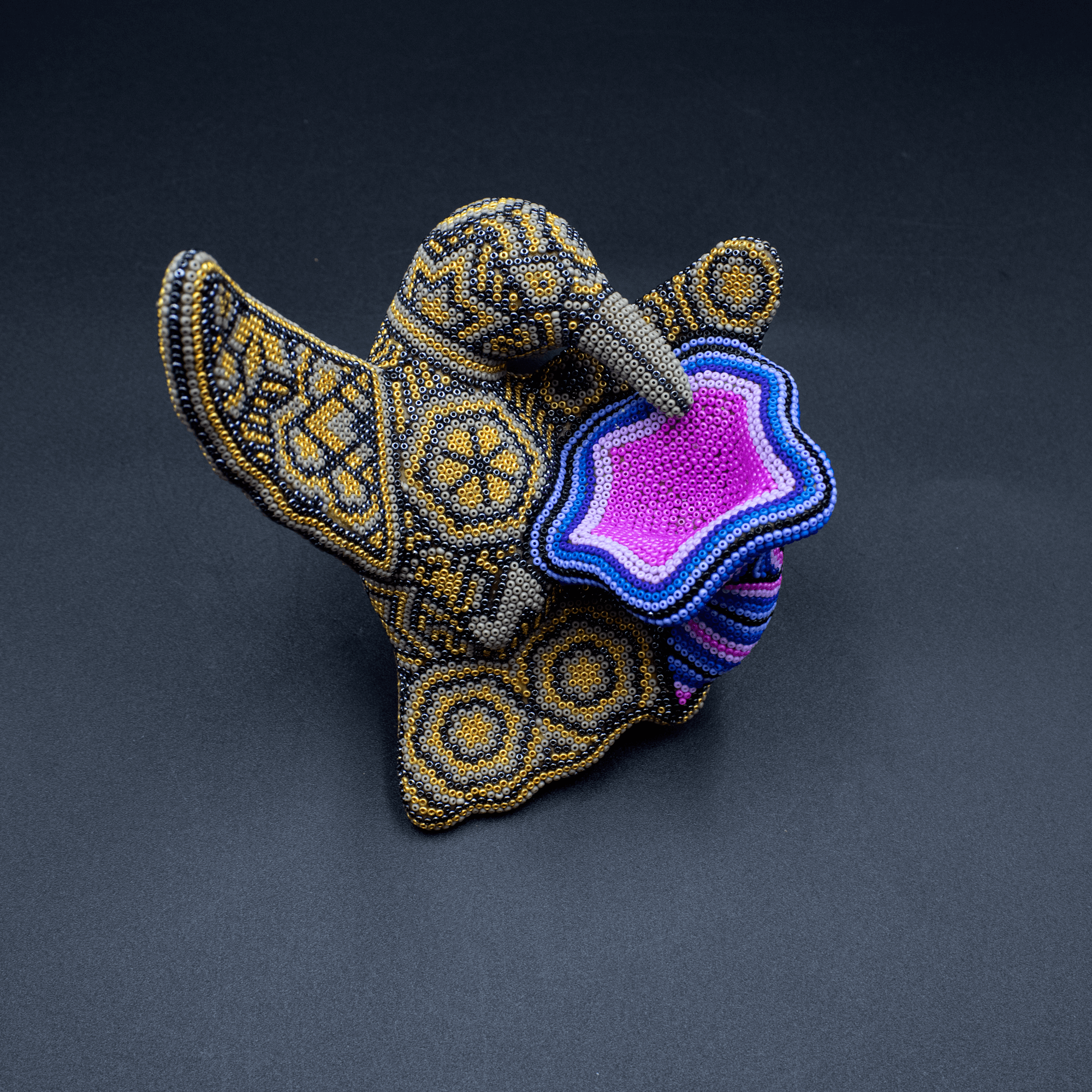 Figura de colibri con chaquira