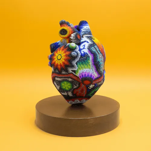 Figura de corazon arte huichol colorido a