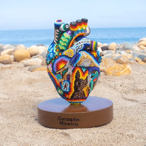 Escultura de Corazon arte huichol mexico