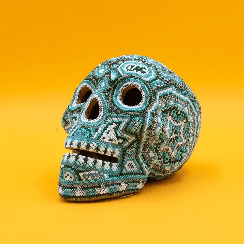 Escultura de Craneo con arte huichol 778 a