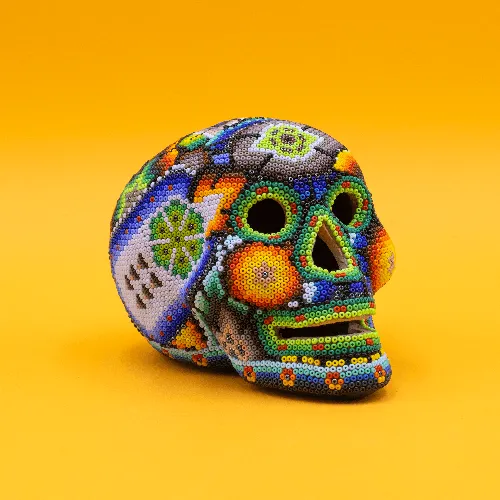 Escultura de Craneo con arte huichol 790 a