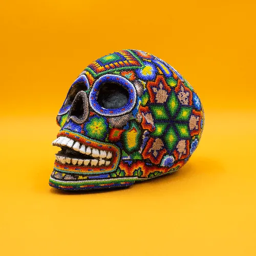 Escultura de Craneo con arte huichol 782