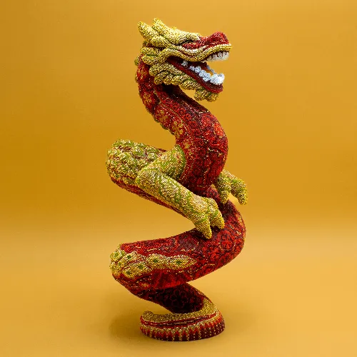 Figura de dragon con arte huicho dorado y rojo
