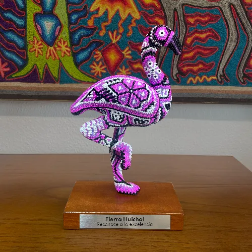 Figura de flamenco arte huichol color rosa placa