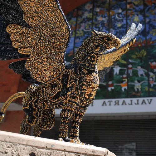 Figura de grifo arte huichol dorado azul