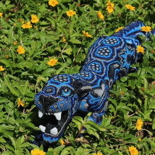 Figura de jaguar arte huichol acecho azul