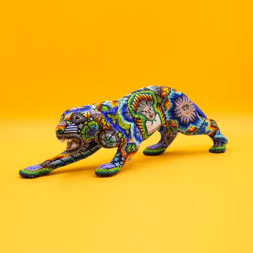 Escultura de Jaguar movimiento con arte huichol 762