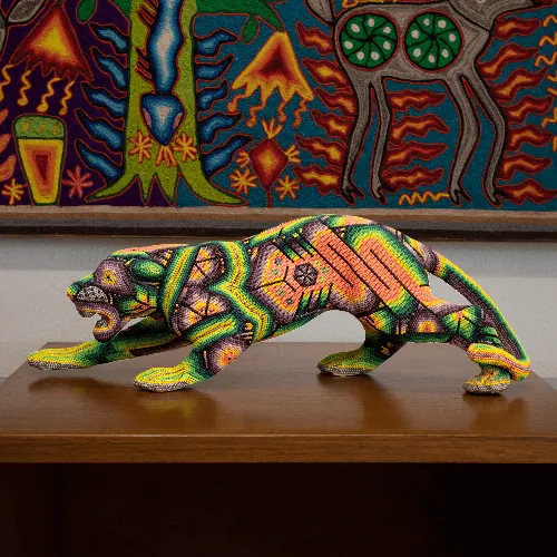 Figura de jaguar movimiento verde arte huichol puerto vallarta
