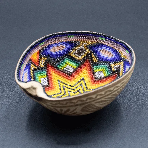 Figura de jicara obra de arte huichol estrella perfil
