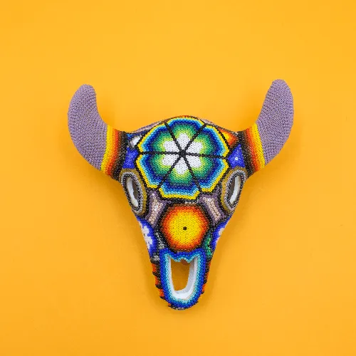 Escultura de Craneo de vaca arte huichol peyote verde