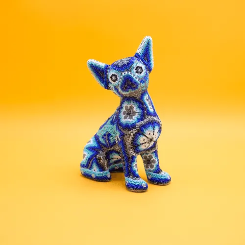 Escultura de Perro chihuahua arte huichol azul hielo 628