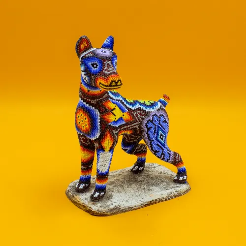 Escultura de Perro doberman arte huichol