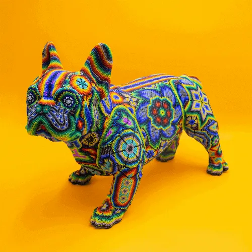Figura de perro pug arte huichol