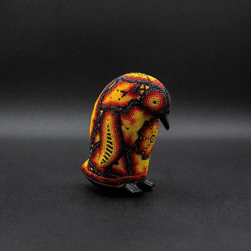 Figura de pinguino arte huichol amarillo rojo
