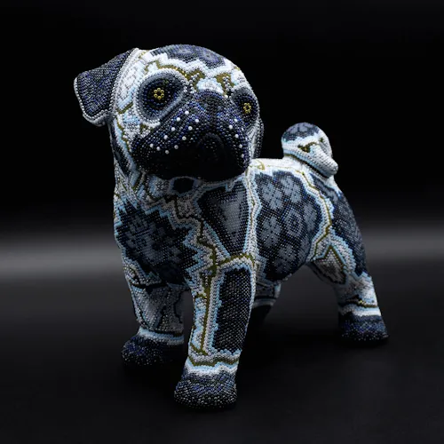 Figura de pug americano arte huichol frente