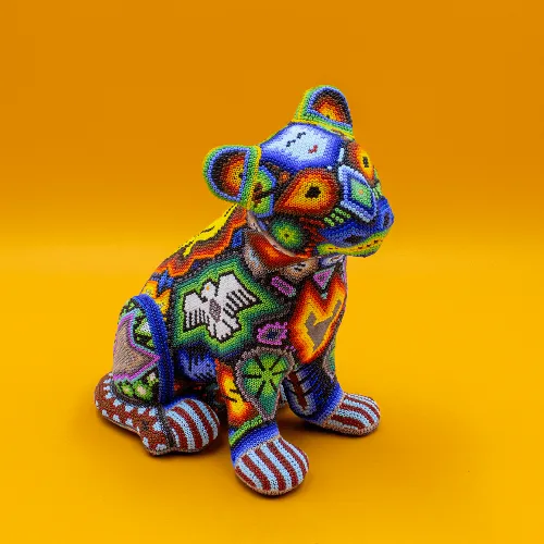 Escultura de Puma arte huichol tierrahuichol colorido puma bebe