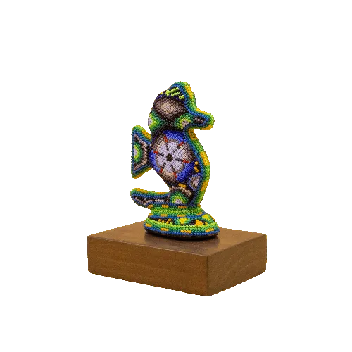 Escultura de Reconocimiento con arte huichol caballito de mar verde 2026 10