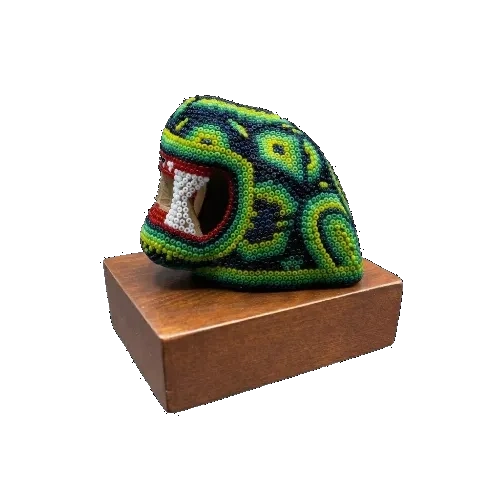 Figura de reconocimiento de arte huichol cabeza de jaguar en base verde