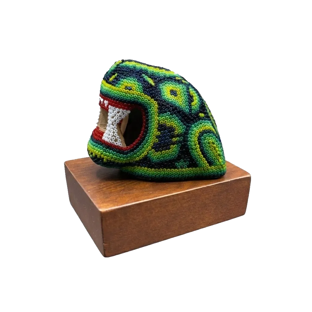 Figura de reconocimiento de arte huichol cabeza de jaguar en base verde
