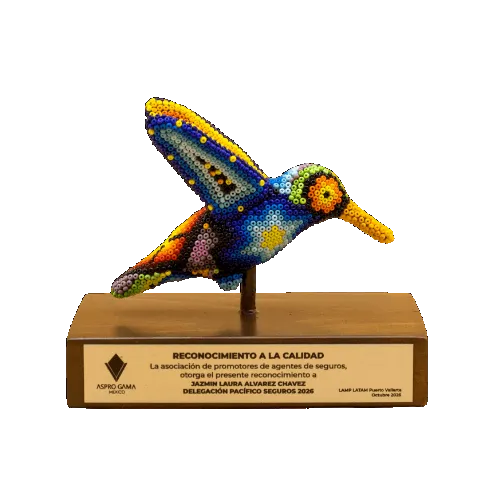 Escultura de Reconocimiento de arte huichol colibri sobre base de madera 26 10