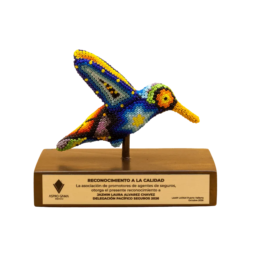 Escultura de Reconocimiento de arte huichol colibri sobre base de madera 26 10