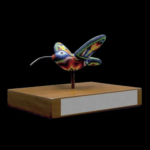 Figura de reconocimiento de arte huichol colibri sobre base de madera placa