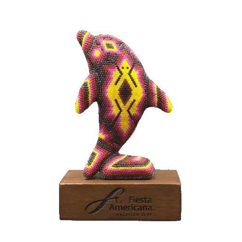 Figura de reconocimiento de arte huichol delfin rosa