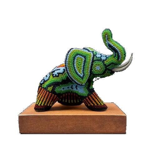 Figura de reconocimiento de arte huichol elefante