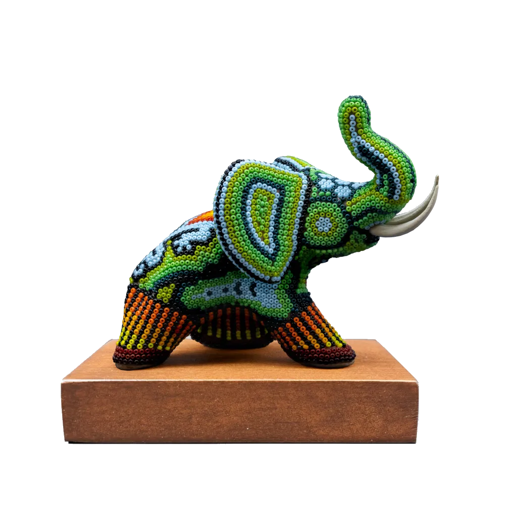 Figura de reconocimiento de arte huichol elefante