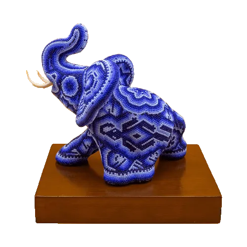 Escultura de Elefante con arte huichol azul