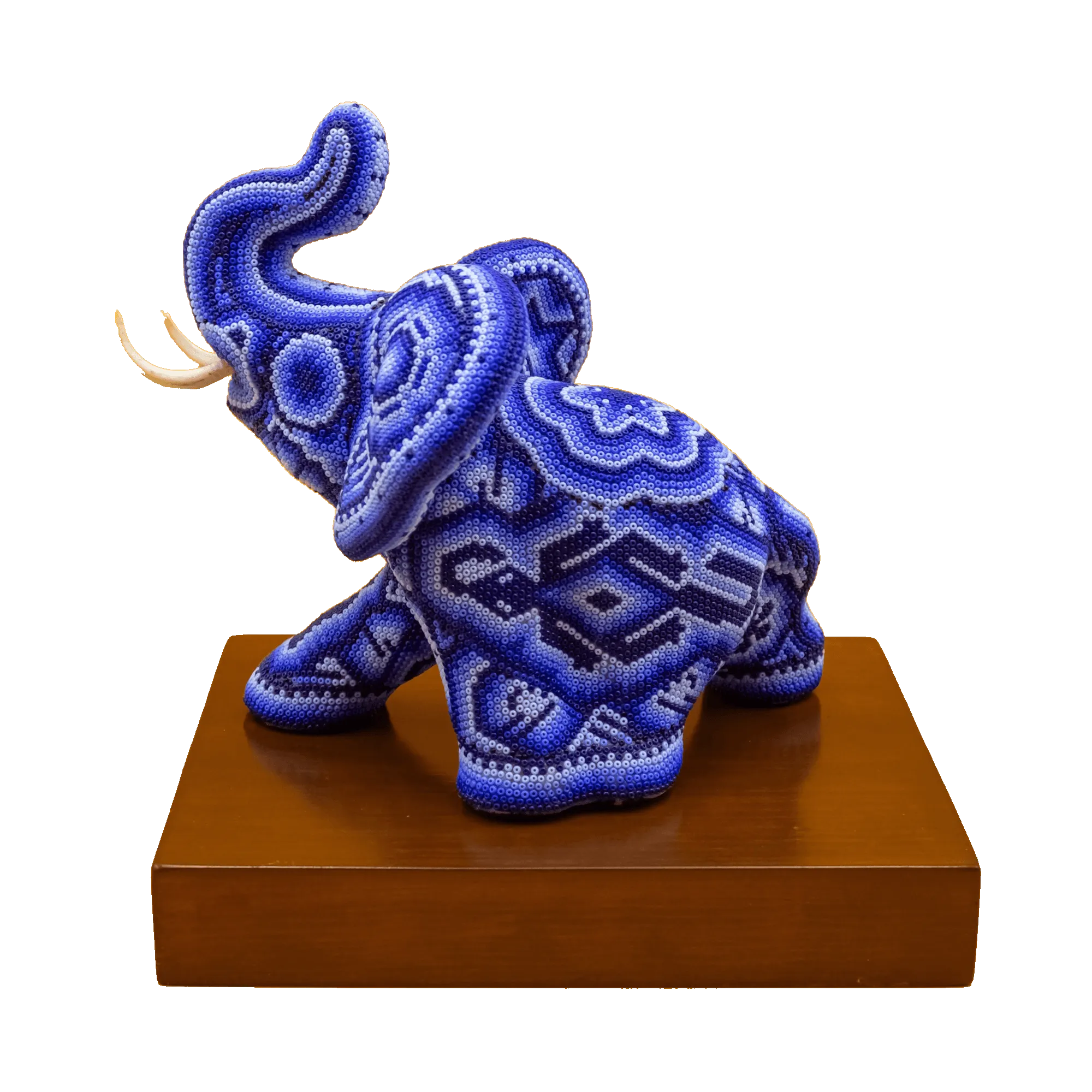 Escultura de Elefante con arte huichol azul