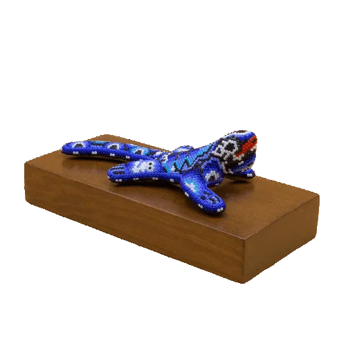 Escultura de Reconocimiento con arte huichol iguana azul