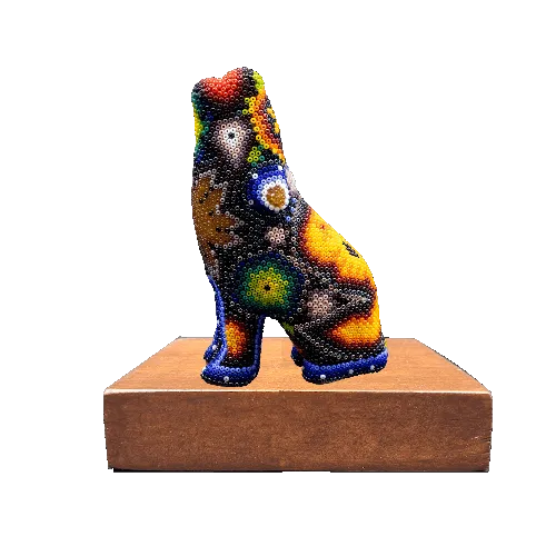 Figura de reconocimiento de arte huichol lobo sobre base