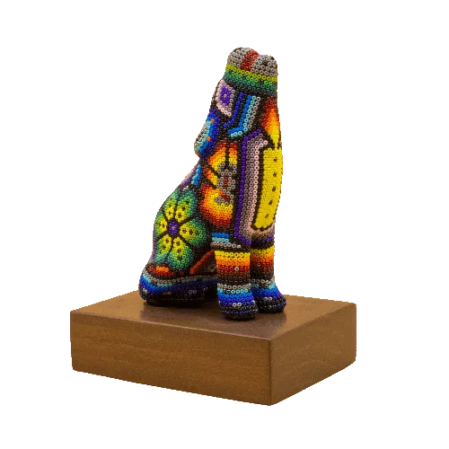Escultura de Reconocimiento de lobo con arte huicchol colorido
